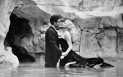Image tirée du film La Dolce Vita de Federico Fellini. Marcello Mastroianni et Anita Ekberg dans la fontaine de Trevi, à Rome
