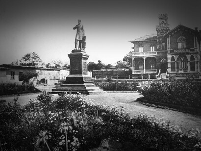Parque Jesús Jiménez con la estatua del prócer. Al fondo, el chalet de Rafael Ángel Troyo. Foto: Fernando Zamora, 1909