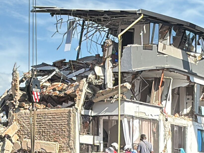 Cuando la tierra tiembla, nos hace un llamado a recobrar el sentido, para valorar el tejido invisible de todo lo que existe y la importancia de la comunidad. Escombros de un edificio luego del terremoto del 10 de agosto de 2026. Pereira, Colombia