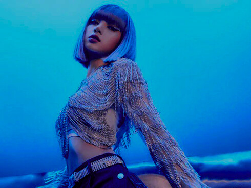 Lisa de Blackpink luciendo el «Crystal fringe top» de NO NAME
