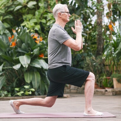 Idoso pratica yoga