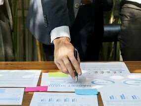 Surveiller la concurrence, les tendances de consommation et les signaux faibles du marché permet de réagir à temps