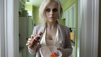 Rose McIver es en la serie Olivia «Liv» Moore, una prometedora estudiante de medicina que se convierte en zombi