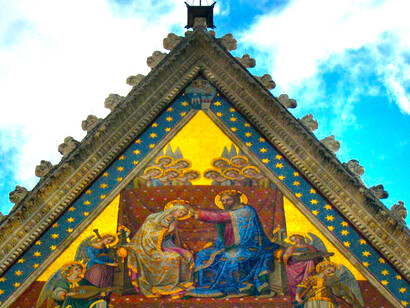 La coronación de María, fachada de la catedral