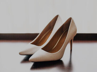 Tacchi. Non ho mai indossato i tacchi alti, ma ho amato le scarpe con il cinturino e quel tacco discreto e affusolato che imprime al passo un suono leggero, femminile, come di piccola, dolce complicità