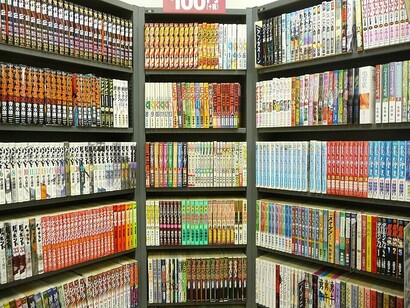 Prateleiras repletas de mangás. O mercado de mangás e animes ainda tem muito potencial para crescer com as próximas gerações, o interesse por ele parece longe de acabar e as obras ficam cada vez mais complexas e populares, com seus fãs ocidentais sempre pedindo novos lançamentos. Um universo vasto de obras excêntricas, mas originais, emocionantes e criativas está disponível para aqueles que querem conhecer a arte de uma cultura diferente