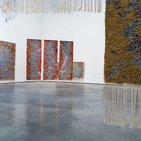 Igshaan Adams, Soulevant la poussière : l’archive du corps, vue de l'exposition. Avec l'aimable autorisation du Guggenheim Museum Bilbao