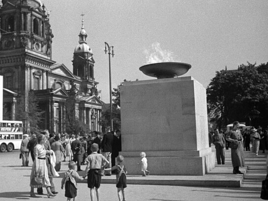 La fiamma olimpica a Berlino, Germania, per l'XI edizione delle Olimpiadi moderne, 1936