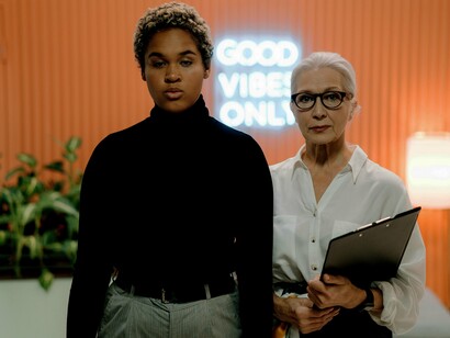 A liderança da organização, munida desse conhecimento histórico e cultural, torna-se o principal agente de compliance cultural, garantindo que a conformidade seja uma prática viva e não um documento arquivado. A implementação de um compliance cultural robusto gera um impacto sistêmico que transcende a mitigação de riscos imediatos, fortalecendo a Governança e o pilar ESG Social da organização