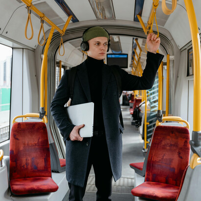 Morar sozinho durante a faculdade é uma experiência desafiadora e enriquecedora que promove o autoconhecimento e a independência