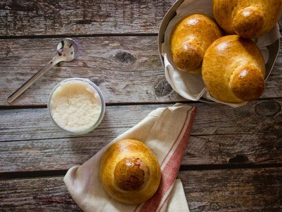 Brioche col tuppo ad accompagnare una granita alla mandorla