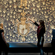 Looking at the Mille-fleur tapestry, which once belonged to Philip the Good (Brussels(?), ca 1466)
© Bernisches Historisches Museum, Bern. Photo Nadja Frey