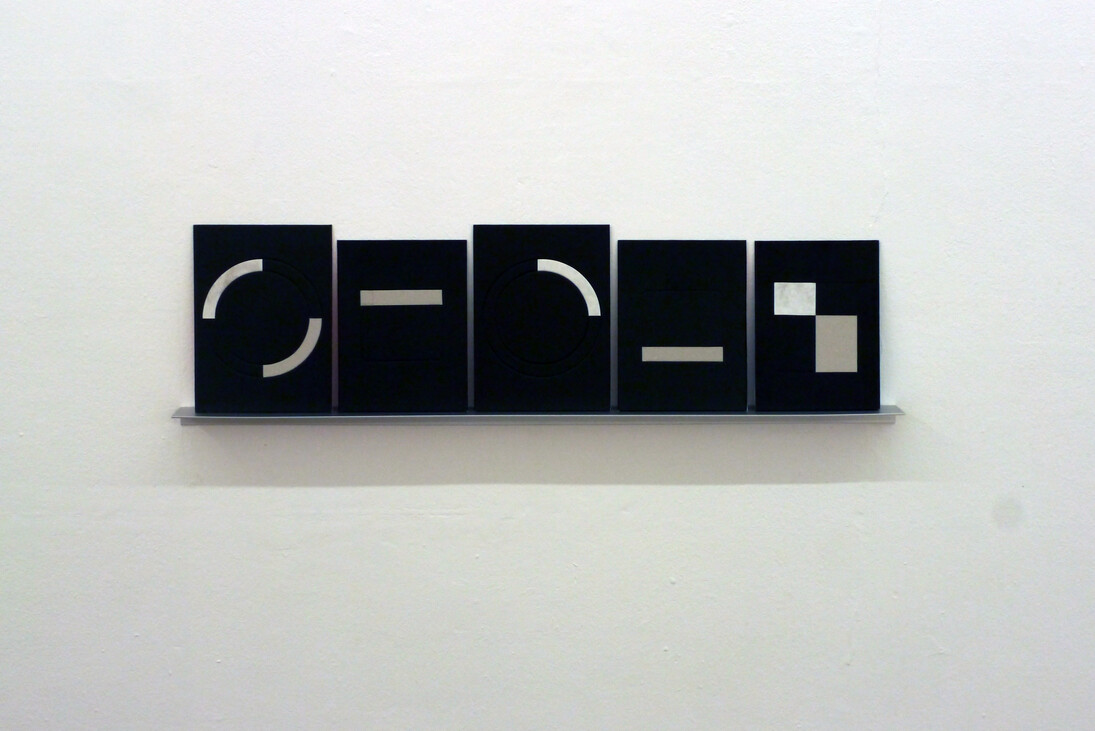 Odires, Mlászho, Archibabas: Babas Geométricas, Arquibabas 9, 2015, marcação e esfoliação com faca gráfica sobre capas de livros, 32 x 121,5 x 7,5 cm