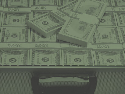 Maletín lleno de dinero. A él ya le había quedado claro que servía a unos pocos accionistas millonarios que se saltaban las reglas