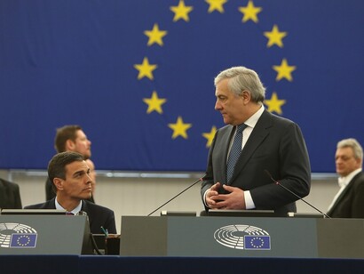 Collabora con i parlamenti nazionali degli Stati membri per assicurare una legislazione armonizzata a livello europeo. Partecipa alla formazione delle politiche esterne dell'UE, compreso il commercio internazionale e i diritti umani