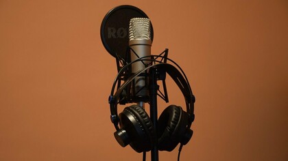 Microfono e cuffie. Un modo per familiarizzare con la metrica è creare versi mettendo parole a caso prese dal vocabolario in ordine alfabetico. In questo modo “Sempre caro mi fu quest’ermo colle” può diventare “Altra bestia c’è là per questo rito” oppure “Ama Bruna di più quel rozzo vile?”