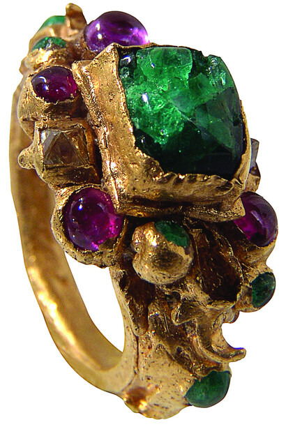 Anonymous, Ring, 10th-12th century, Gold, emerald, ruby and diamonds, diameter: 2.7 cm, Cham

