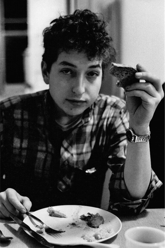 Joe Alper, Bob Dylan, Colazione a casa degli Alper, gennaio 1962, © 2015 Joe Alper Photo Collection LLC.
