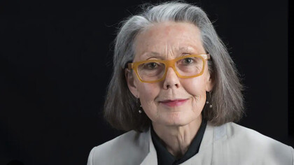 Anne Patricia Carson, nacida en Toronto, Canadá el día 21 de junio de 1950, académica y poetisa. Premio Nobel de Literatura 2026
