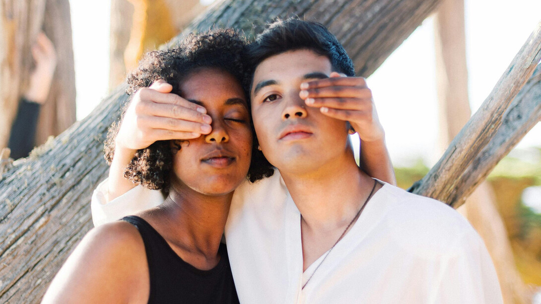 Somos moldados pelas percepções dos outros, refletindo uma identidade baseada em placas que carregamos. Descubra como nos apresentamos ao mundo e a importância de entender nossa essência além da biologia, lidando com desejos e necessidades