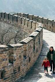 Turisti passeggiano lungo la muraglia cinese, Cina