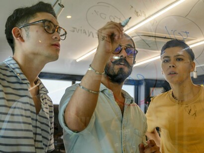 A inovação cultural também assume papel central na retenção de talentos da nova geração, que valoriza propósito, autonomia e ambientes colaborativos. Para esses profissionais, a inovação não é apenas um diferencial, mas uma expectativa. Eles desejam trabalhar em empresas que escutam suas ideias, promovem crescimento contínuo e investem em soluções criativas para problemas reais. Quando uma organização incorpora a inovação como parte de sua identidade, torna-se naturalmente mais atrativa e competitiva e do outro lado, empresas rígidas, com estruturas engessadas e avessas a mudanças, perdem espaço e relevância rapidamente