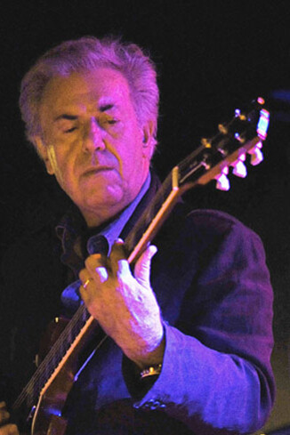 Bruno Morelli mentre suona la chitarra durante un live