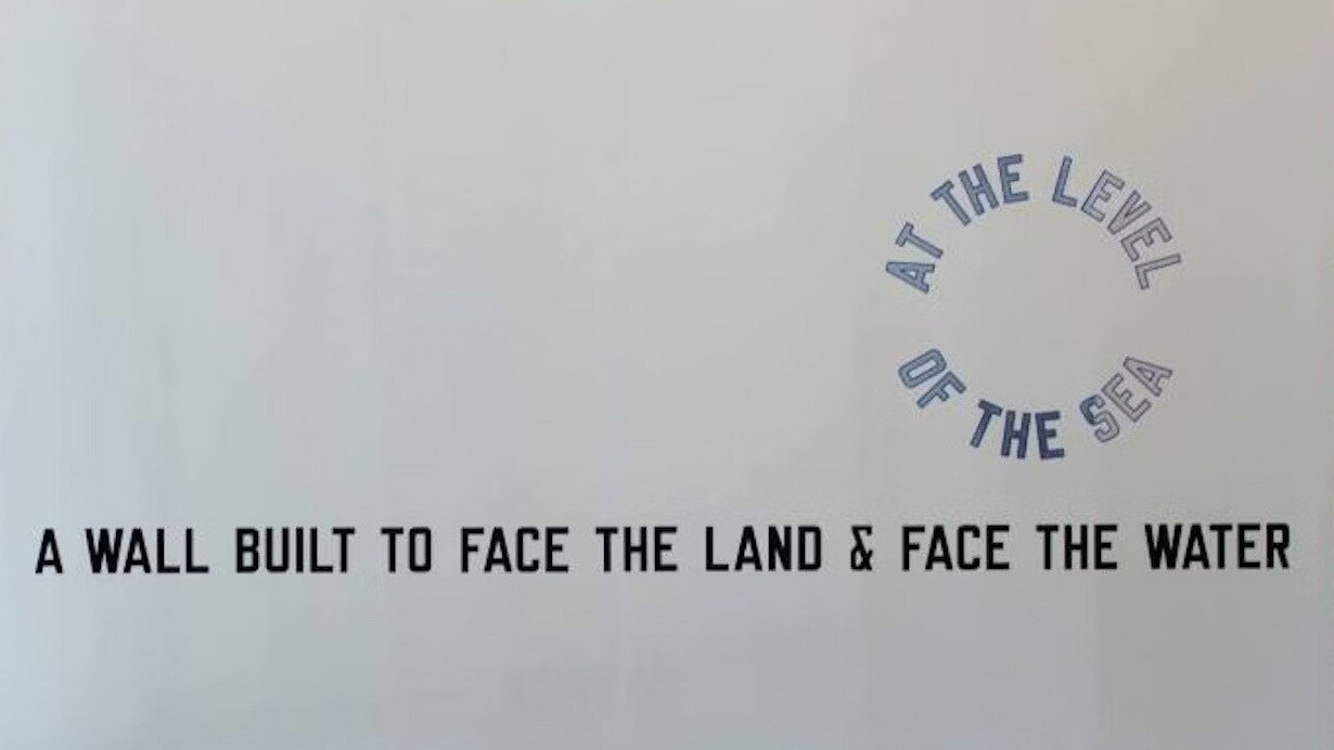 Lawrence Weiner, A wall built to face the land and face the water at the level of the sea (pared contruida para mirar hacia la tierra y hacia el agua al nivel del mar), 2008. Cortesía del Pérez Art Museum Miami