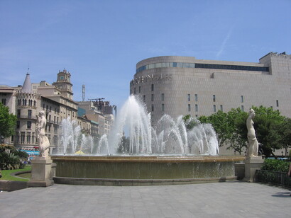 Miguel Reija en Plaça Catalunya nos mostraba edificios, vías confluentes, rincones, que desconocíamos a pesar de haber transitado tantas veces por el lugar, Barcelona, España