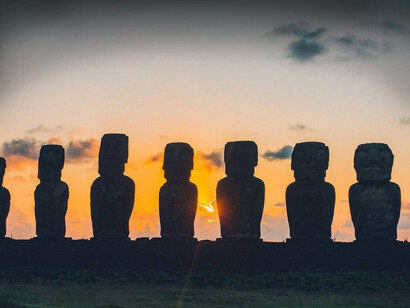 Rapa Nui, Cile. Le statue furono spostate per chilometri attraverso l'isola, alcune addirittura dal cratere del vulcano Rano Raraku