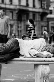 Dans un monde d’abondance, personne ne devrait dormir dans la rue. Rendre la pauvreté illégale, c’est affirmer que la dignité humaine n’est pas négociable