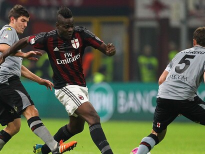 Balotelli tra i giocatori dell'Alessandria