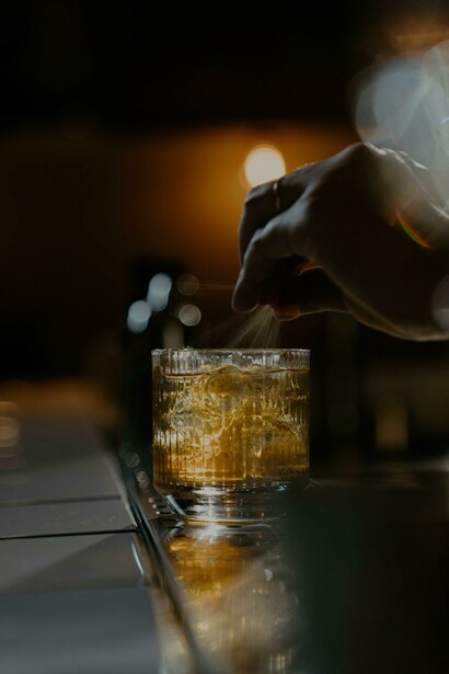 Pessoa finaliza copo de whisky