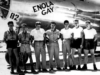 Miembros de la tripulación posan frente al bombardero Enola Gay, utilizado por Estados Unidos en el ataque nuclear sobre Hiroshima en 1945