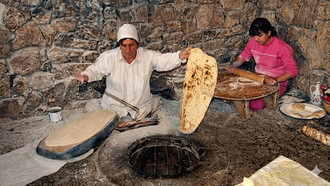 Autour du tonir, les gestes se transmettent comme des prières silencieuses : le lavash est bien plus qu’un pain, il est la mémoire vivante du foyer arménien