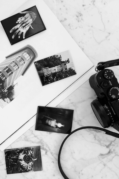 Autor português imprime fotografias para compor uma nova estrutura de dicionário