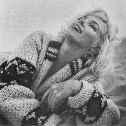 Marilyn Monroe wears a Cowichan sweater, photo by George Barris 1962