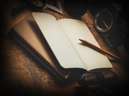 Lápiz reposa sobre un cuaderno de notas aun en blanco