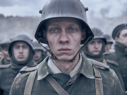 Felix Kammerer protagoniza 'Sin novedad en el frente' (2022) dirigida por Edward Berger