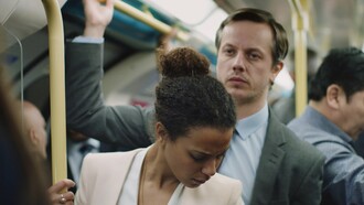 Distancias incómodas en un vagón de metro