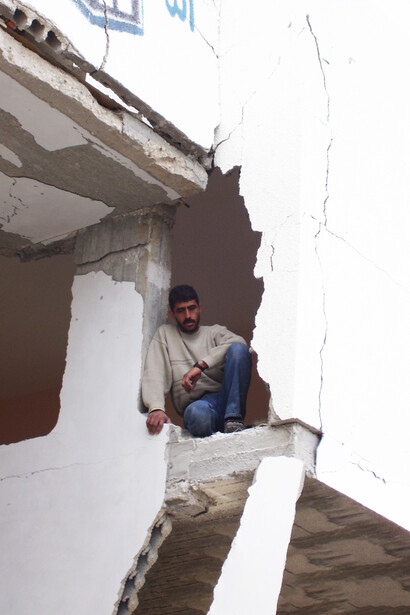 Hombre dentro de un edificio en ruinas a causa de un misil aéreo israelí. Gaza, Palestina, 1 de enero 2009 