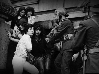 Policía militar chilena detiene a un grupo de jóvenes mujeres en las calles de Santiago de Chile