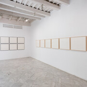 Ignasi Aballí, In ictu oculi, vista de exhibición. Cortesía del Centro Andaluz de Arte Contemporáneo. Foto por Pepe Morón