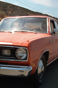 Duel, pellicola di Steven Spielberg, (1971). Lo scaltro camionista riesce difatti a celare i propri intenti senza problemi, rendendo David l’unico testimone delle sue azioni scellerate e portandolo quasi sull’orlo della pazzia