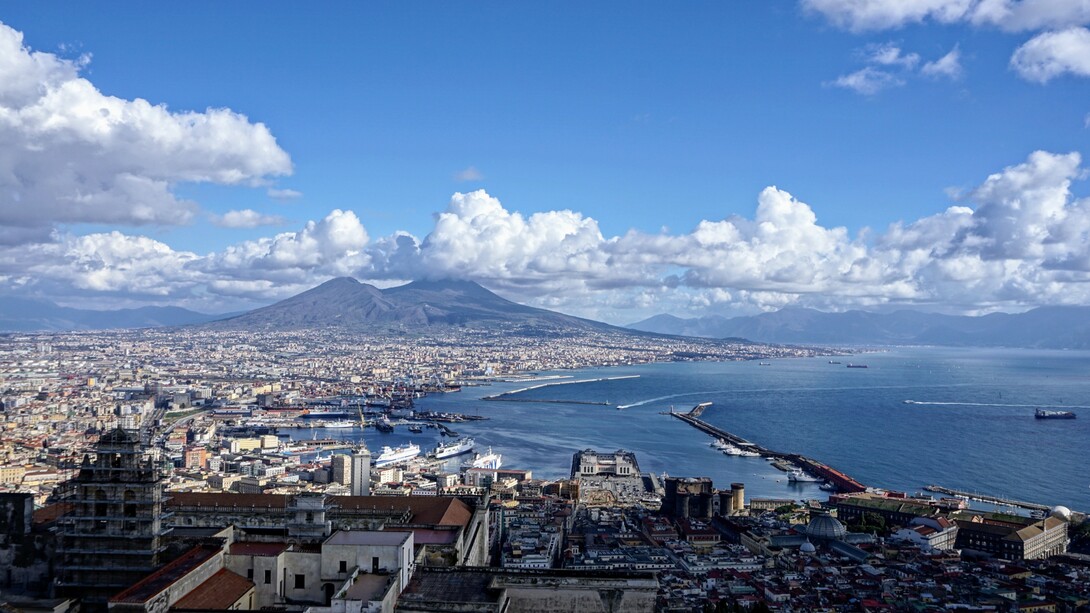Veduta di Napoli. A Napoli, dove esistono luoghi che accolgono i turisti e allo stesso tempo mostrano una bellezza senza veli ma sempre in modo nuovo e sorprendentemente gratuito