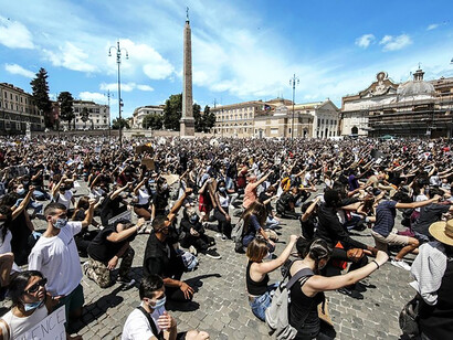 Manifestazione in Piazza del Popolo in memoria di George Floyd: in ginocchio, con il pugno alzato per 8 minuti e 46 secondi, ovvero il tempo in cui un poliziotto americano assassinava George Floyd, soffocandolo