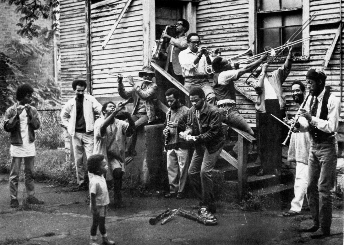 Wadsworth Jarrell, New Orleans-style group photo in painter Wadsworth Jarrell's backyard, c. 1968/printed 2015. Courtesy of George Lewis.