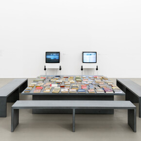 Off the Shelf, Martha Rosler, 2008/2018, 12 C-Prints, Tisch mit Bücherauswahl. Courtesy of Galerie Nagel Draxler, Berlin. Gallery Mitchell-Innes & Nash, New York