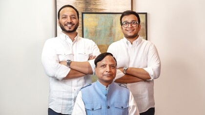Mukesh Gupta, fondatore della Mukesh Art Gallery con i figli Rohit e Mohit Gupta; foto di Kritin Khandelwal