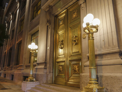 Todos los Bancos Centrales del mundo tienen un único mandato en sus estatutos: luchar contra la inflación. O conservar el valor de su moneda si prefieres, lo que es más o menos lo mismo. Fachada del Banco Central, Santiago, Chile